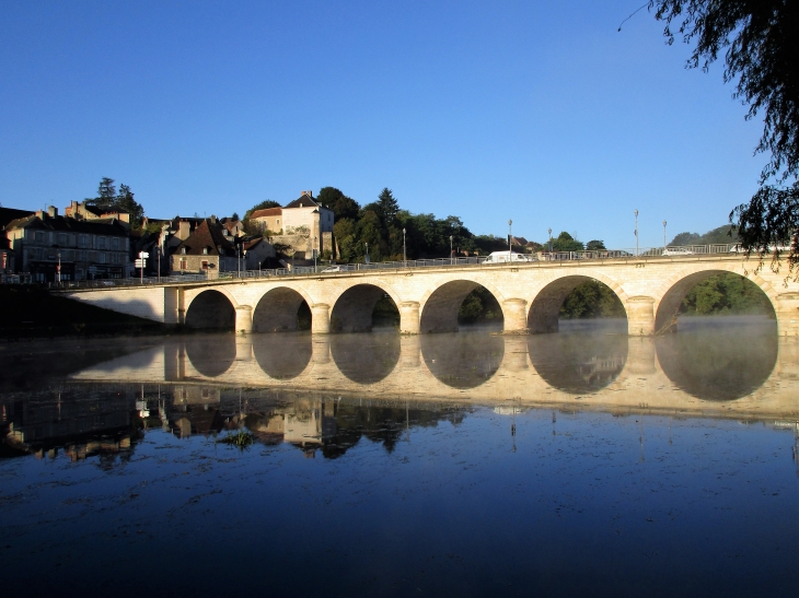 Le pont sur la Creuse, au BLANC (Indre). - Le Blanc