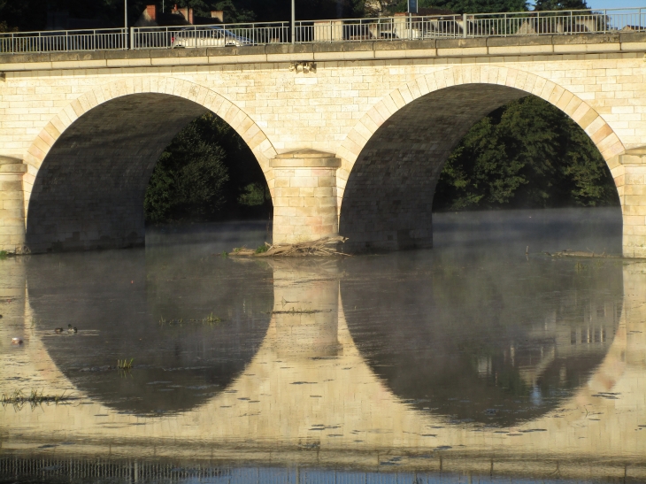 Reflets du pont du BLANC sur la Creuse, au BLANC (Indre). - Le Blanc