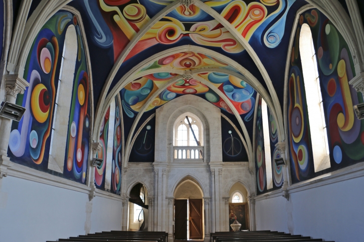 Eglise Notre Dame : fresques modernes exécutées par Jorge Carrasco. La nef vers le portail. - Le Menoux