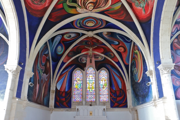 Eglise Notre Dame : fresques modernes exécutées par Jorge Carrasco. Le choeur. - Le Menoux