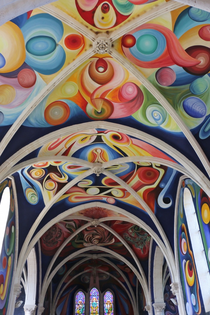 Eglise Notre Dame : fresques modernes exécutées par Jorge Carrasco. Le plafond de la nef. - Le Menoux
