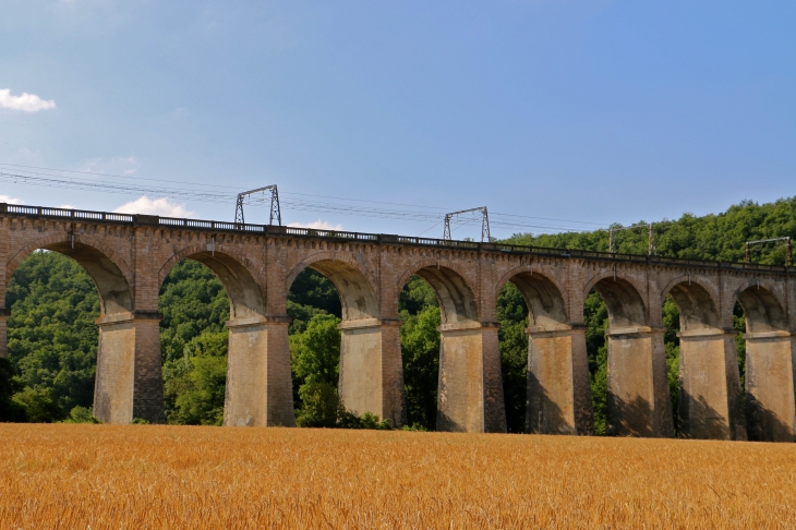 Le viaduc ferroviaire, ouvrage grandiose a été construit de 1848 à 1853 pour prolonger la ligne de Paris à Orléans, jusqu'à Toulouse. Il comprend 13 arches de 20m de large, il est haut de 38m. - Le Pont-Chrétien-Chabenet