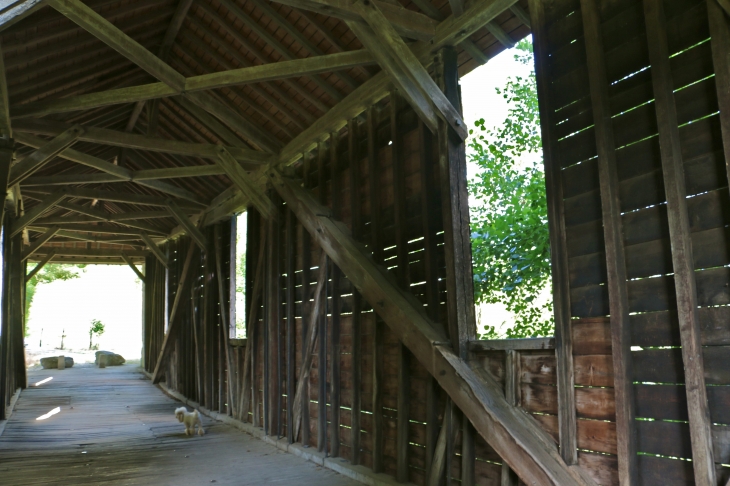 L-interieur-du-pont-de-bois-couvert - Le Pont-Chrétien-Chabenet