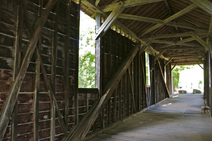 L'intérieur du pont de bois couvert. - Le Pont-Chrétien-Chabenet