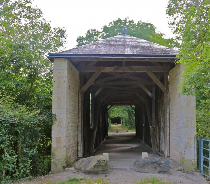 Le pont du bois couvert : unique en France, du XIXe siècle. - Le Pont-Chrétien-Chabenet