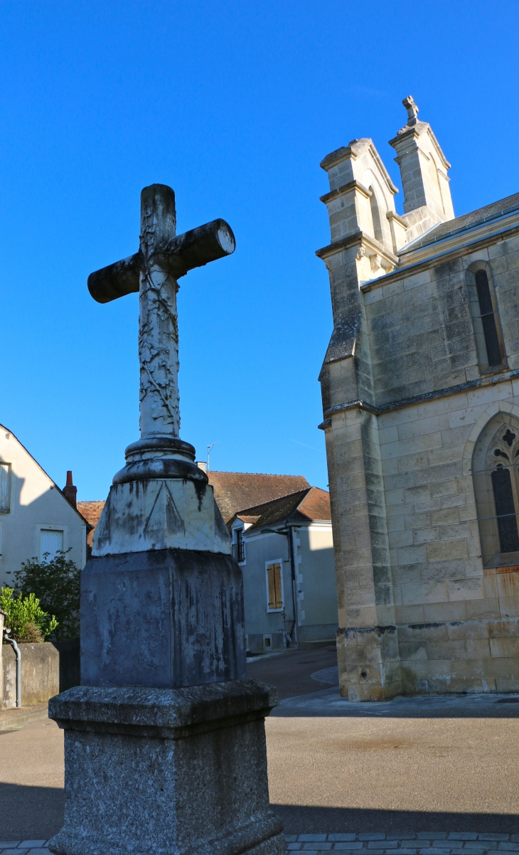 La croix de l'église Notre Dame. - Le Pont-Chrétien-Chabenet