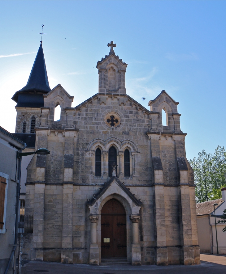 Façade occidentale de l'église Notre Dame fondé par le seigneur d'Argenton fin XIIe siècle. - Le Pont-Chrétien-Chabenet