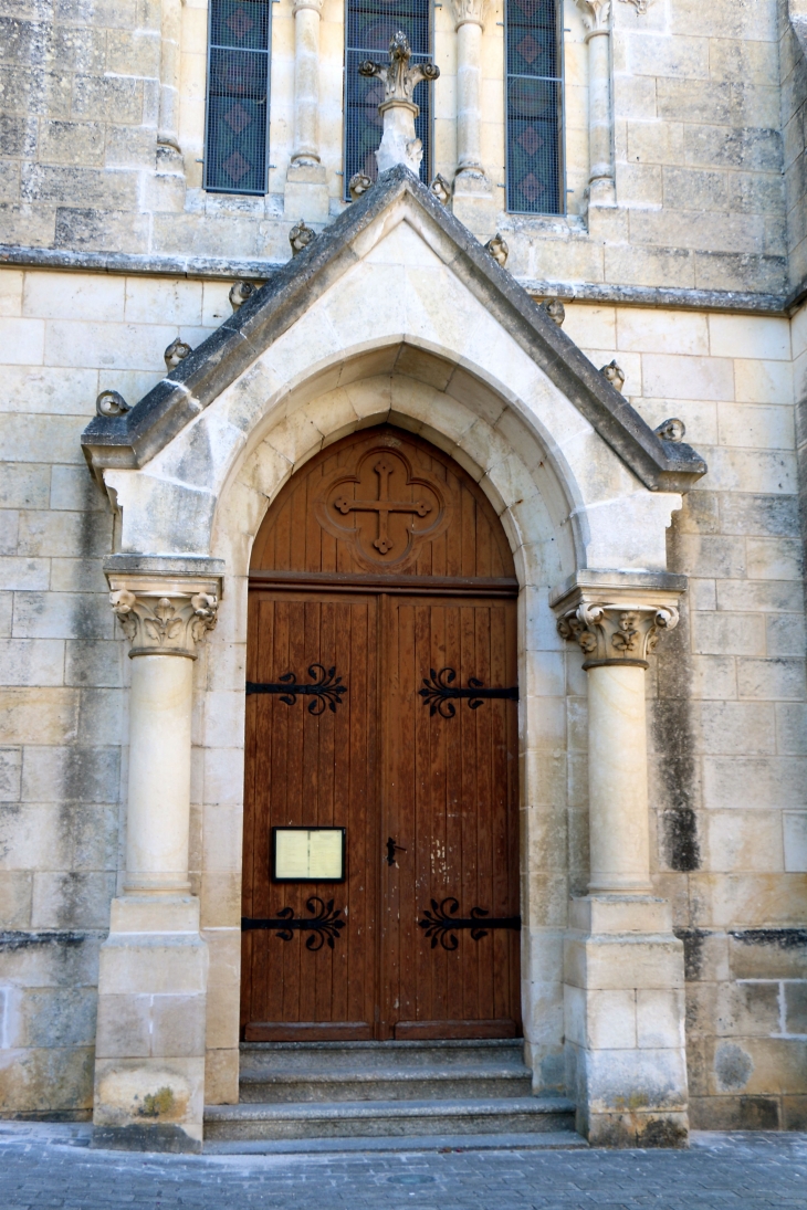 Le portail de l'église Notre Dame. - Le Pont-Chrétien-Chabenet