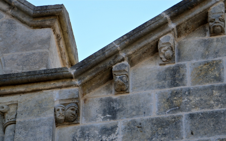 Eglise Notre Dame : modillons de la façade occidentale. - Le Pont-Chrétien-Chabenet