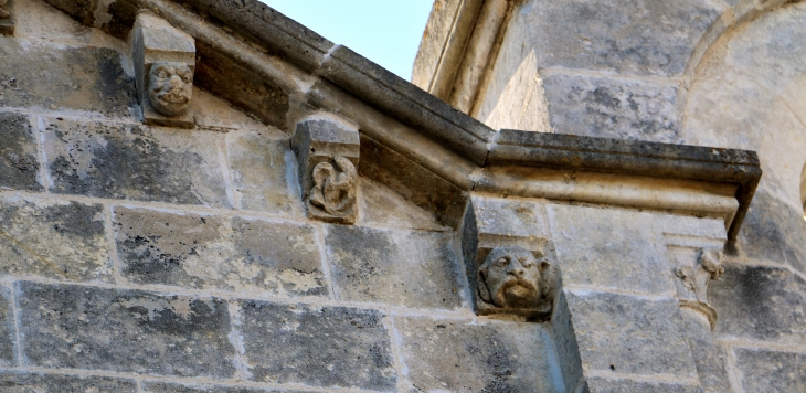Eglise Notre Dame : modillons de la façade occidentale. - Le Pont-Chrétien-Chabenet