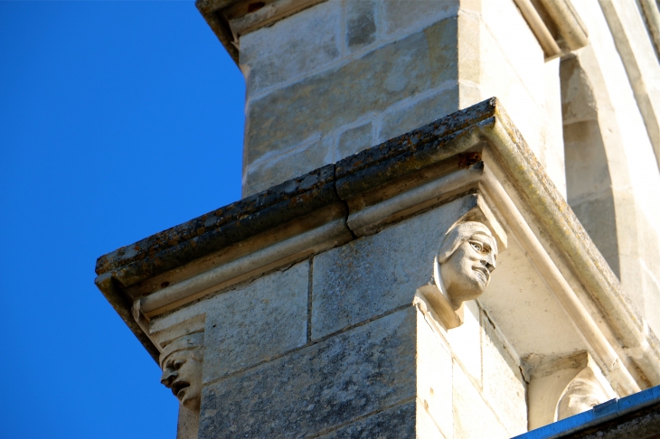 Eglise Notre Dame : modillons du clocher. - Le Pont-Chrétien-Chabenet