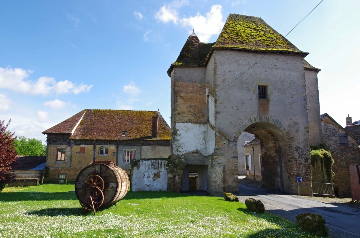 La porte de Champagne.  Elle a été construite en 1506. Elle faisait partie d'un ensemble défensif Erigé par autorisation du 15 janvier 1435, du roi Charles VII.   - Levroux