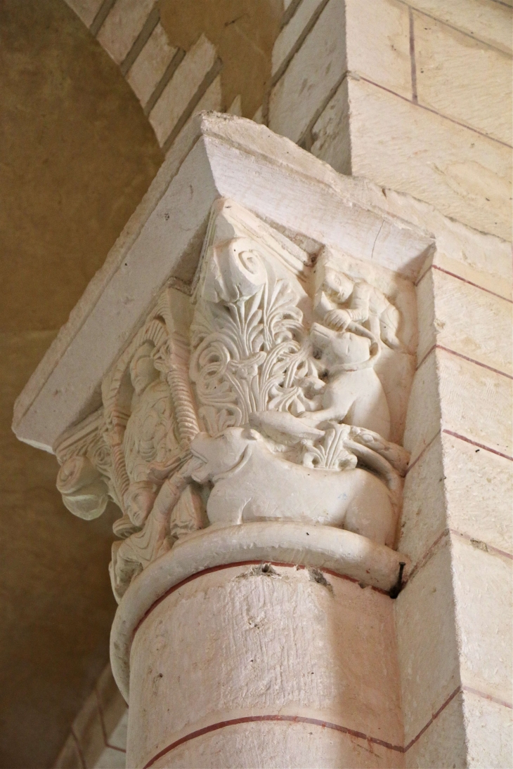 Abbatiale Saint Pierre : chapiteau sculpté de la nef. - Méobecq