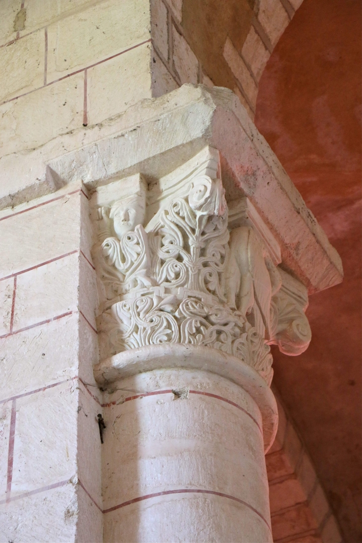 Abbatiale Saint Pierre : chapiteau sculpté de la nef. - Méobecq