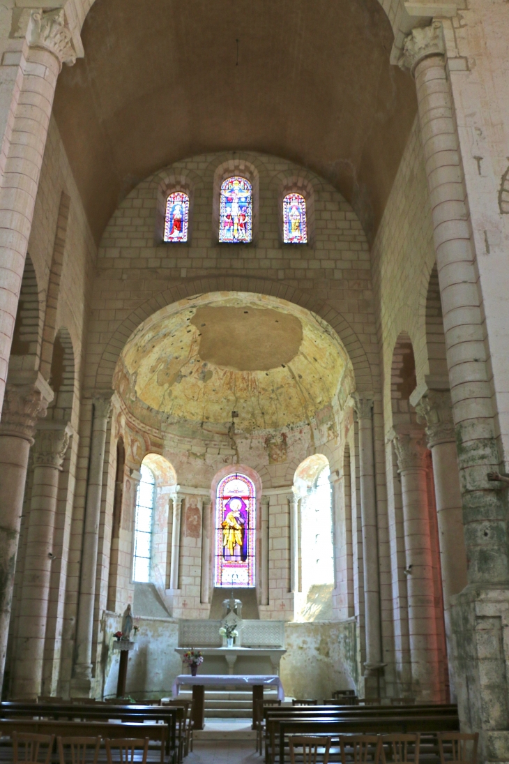 Abbatiale Saint Pierre : le choeur, l'abside est voûtée d'un berceau et d'un cul de four. - Méobecq