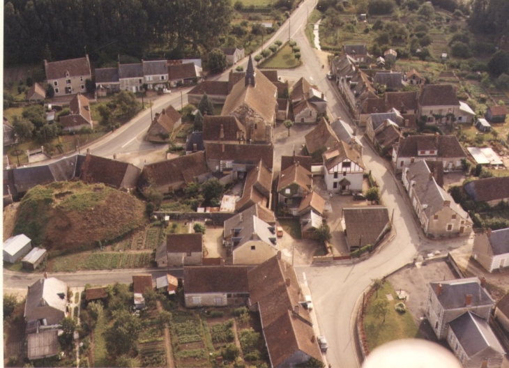 Vue aérienne du centre bourg - Moulins-sur-Céphons