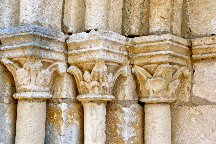 Chapiteaux sculptés du portail de l'église. - Nuret-le-Ferron