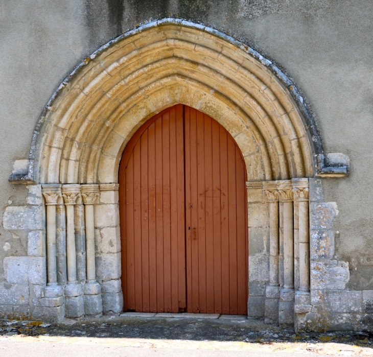 Le portail de l'église. - Nuret-le-Ferron