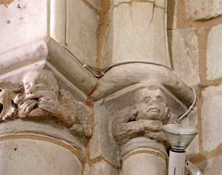 Eglise Saint Sulpice : chapiteaux sculptés. - Palluau-sur-Indre