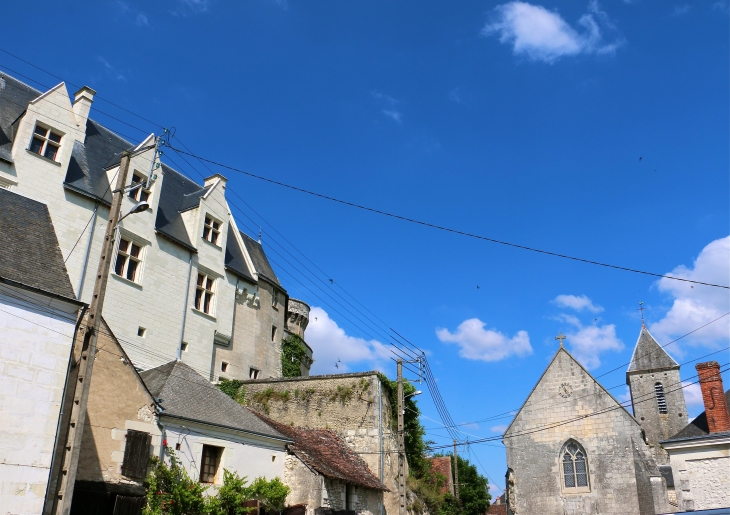 Le château et l'église Saint Sulpice. - Palluau-sur-Indre