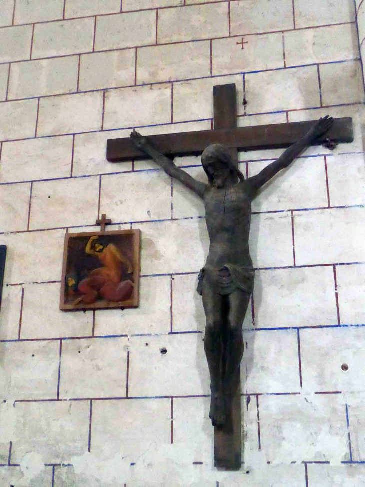 Dans l'église : chemin de croix moderne sculpté par un moine de Fontgombault - Paulnay