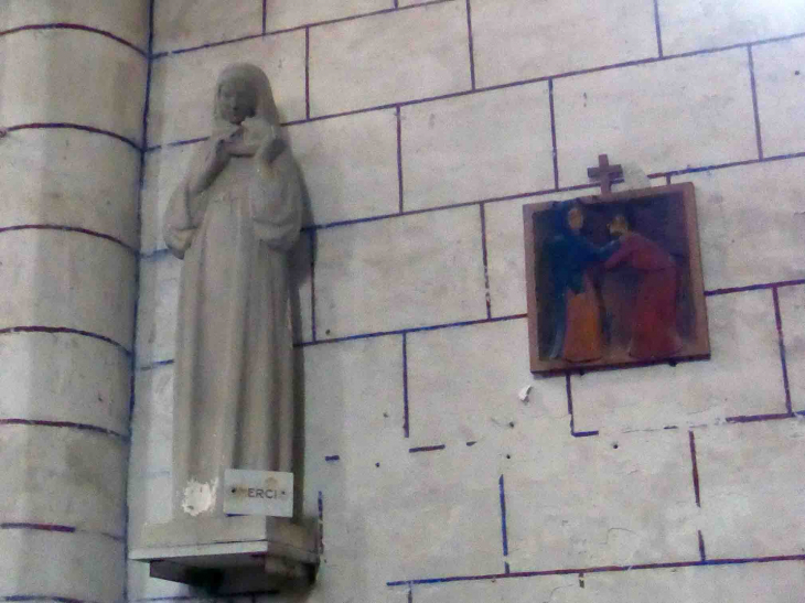 Dans l'église : chemin de croix moderne sculpté par un moine de Fontgombault - Paulnay