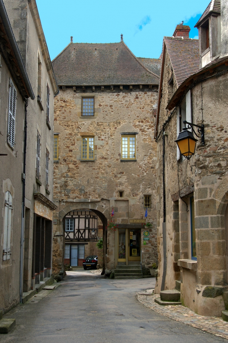 La Porte de la Cité Médiévale. - Saint-Benoît-du-Sault