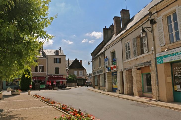 Une rue du village. - Saint-Gaultier