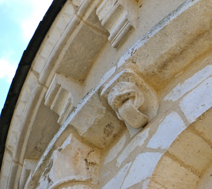 Modillon du chevet de l'église Saint Gaultier. - Saint-Gaultier