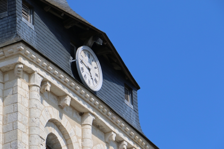L'horloge coté occidental du clocher de l'église Saint Gaultier. - Saint-Gaultier