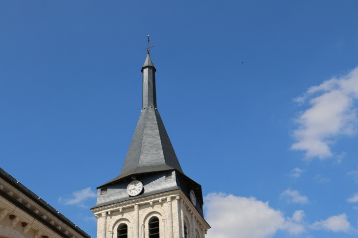 Le clocher de l'église Saint Gaultier. - Saint-Gaultier