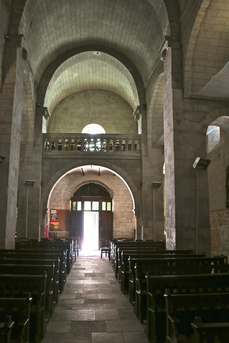 La nef vers le portail de l'église Saint Gaultier. - Saint-Gaultier