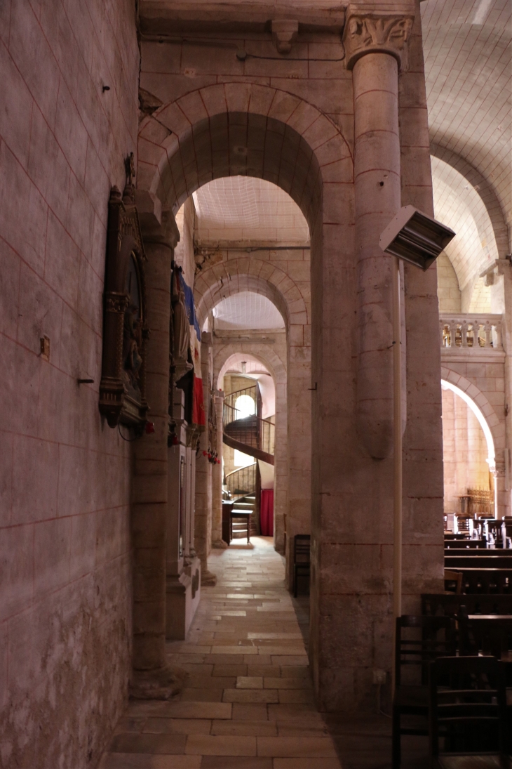 Collatéral sud vers le portail de l'église Saint Gaultier. - Saint-Gaultier