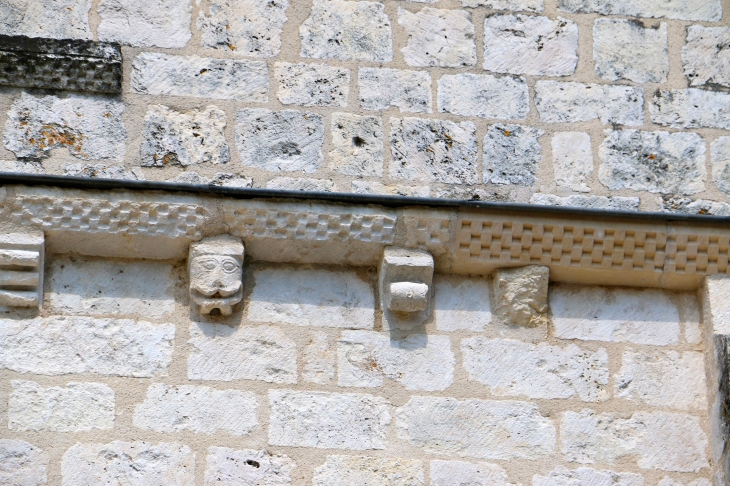 Modillons de la corniche de la façade occidentale de l'église Saint Gaultier. - Saint-Gaultier