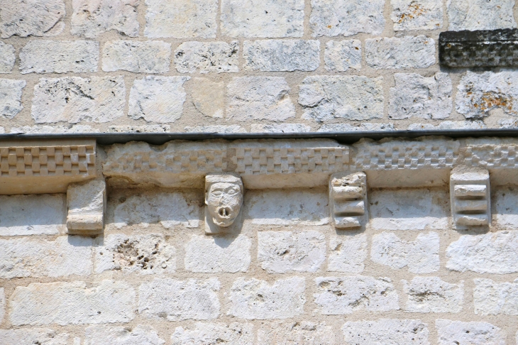 Modillons de la corniche de la façade occidentale de l'église Saint Gaultier. - Saint-Gaultier