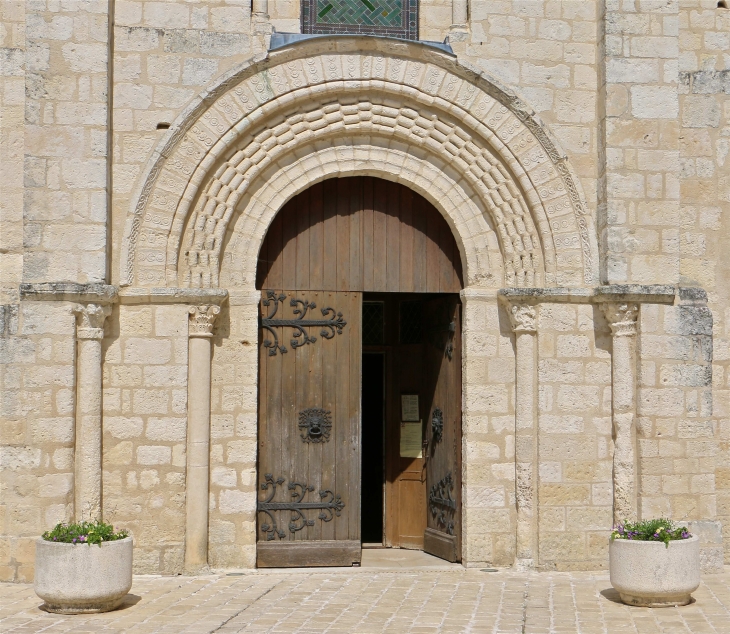 Le portail axial de la façade occidentale de l'église Saint Gaultier. - Saint-Gaultier