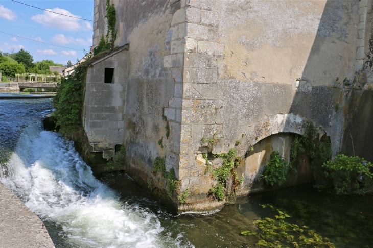 L'ancien Grand Moulin sur le canal. - Saint-Genou