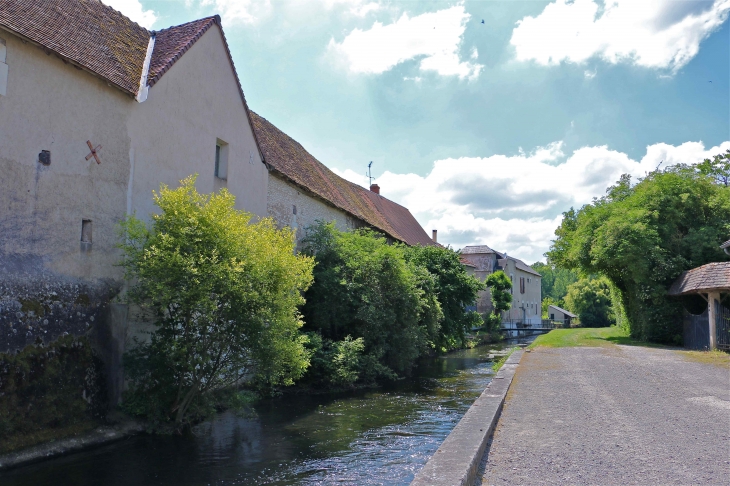 Le canal, avec l'ancien Grand Moulin. - Saint-Genou