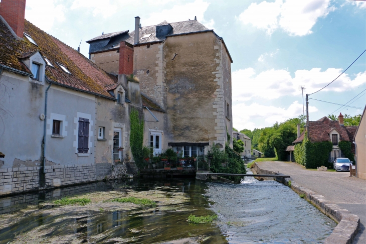 Le canal et l'ancien Grand Moulin. - Saint-Genou