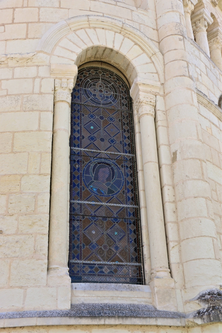 Une fenêtre de l'abside l'église Saint Genou (ancienne abbatiale). - Saint-Genou