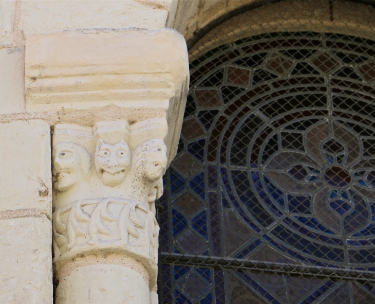 Détail : chapiteau de la fenêtre de l'église Saint Genou (ancienne abbatiale). - Saint-Genou