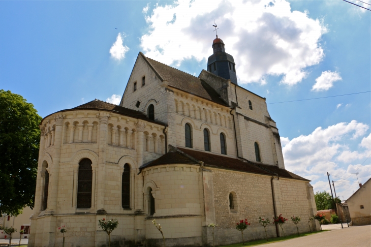 Ensemble nord-est, église saint Genou (ancienne abbatiale). - Saint-Genou