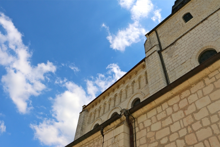 Partie haute du mur extérieur du choeur. Eglise Saint Genou (ancienne abbatiale). - Saint-Genou