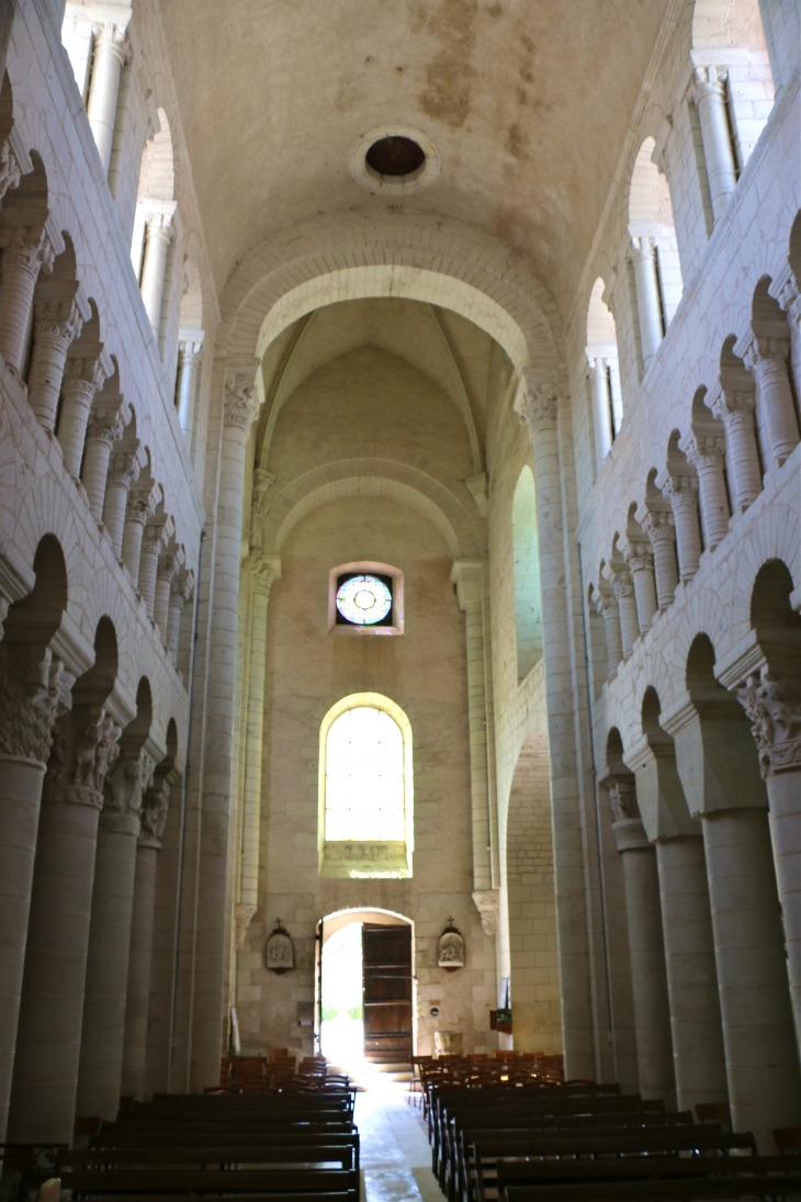 Eglise Saint Genou (ancienne abbatiale).la nef vers le portail. - Saint-Genou