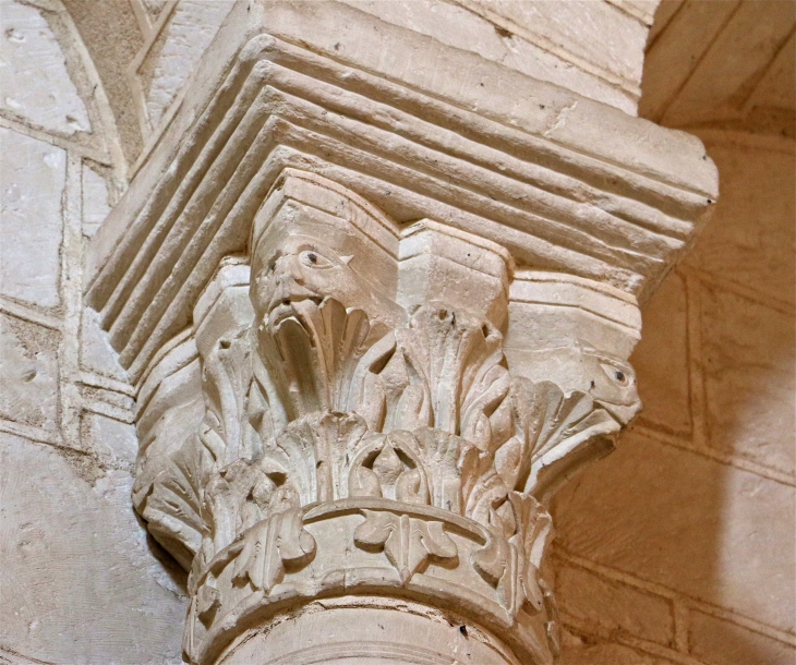 Chapiteau sculpté de l'église Saint Genou(ancienne abbatiale). - Saint-Genou