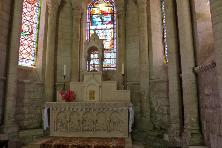 Eglise Saint Genou (ancienne abbatiale). le Maître Autel. - Saint-Genou