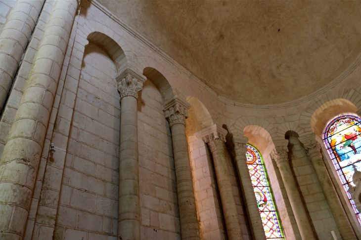 Eglise Saint Genou (ancienne abbatiale).Le choeur. - Saint-Genou