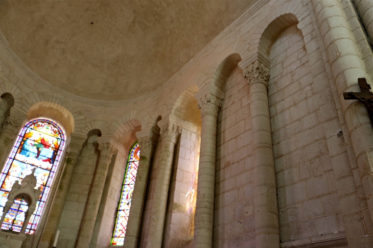 Eglise Saint Genou (ancienne abbatiale). Le Choeur. - Saint-Genou