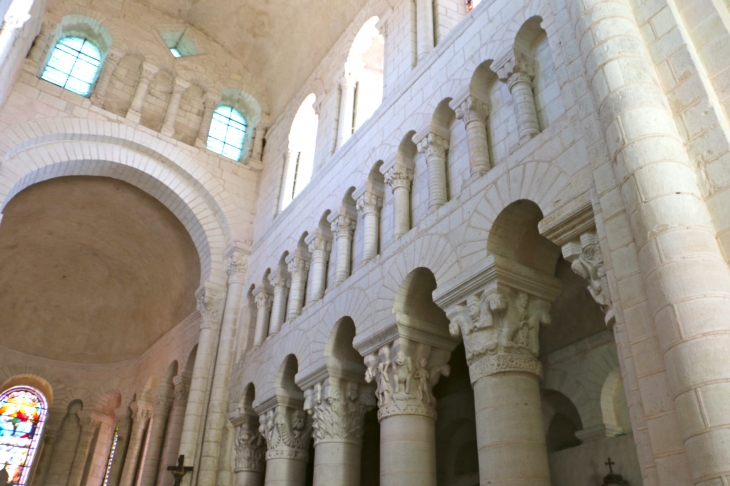 Eglise-saint-genou-ancienne-abbatiale-interieur-travees-du-choeur. Chapiteaux.