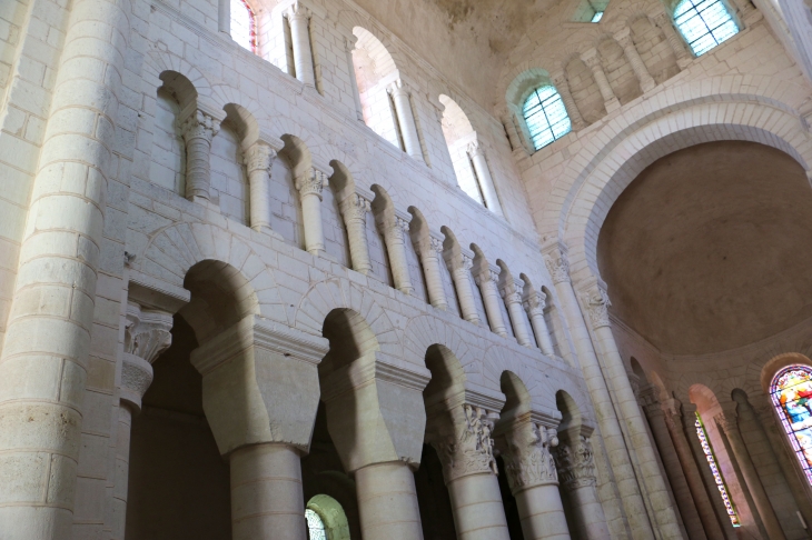 Eglise Saint Genou (ancienne abbatiale). intérieur, travées du choeur, chapiteaux. - Saint-Genou